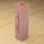 Monogram för Gnistran rosa ros Guld Burgundy Glitt Presentask För Vinflaska<br><div class="desc">Rosa ros Guld och Burgundy Faux Glitter och Gnistra Elegant Presentask för Vinflaska. Den här Presentask för Vinflaska kan anpassas så att den omfattar ditt första och första namn och gör en underbar födelsedag,  bachelorette-fest,  möhippa-gåva.</div>