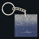 Monogram för Gnistran Silver Navy Blue Girly Glitt<br><div class="desc">Nyckelkedjan "Navy Blue" och "Silver Faux Foil Gnistra" med Glitter-skriften Monogram Namn. Det gör perfekten söt 16-årsjubileum,  bröllop,  möhippa,  årsdag,  babydusch eller bachelorette-fest för någon som glam lyxen och chic stilar i kärlek.</div>