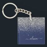 Monogram för Gnistran Silver Navy Blue Girly Glitt<br><div class="desc">Nyckelkedjan "Navy Blue" och "Silver Faux Foil Gnistra" med Glitter-skriften Monogram Namn. Det gör perfekten söt 16-årsjubileum,  bröllop,  möhippa,  årsdag,  babydusch eller bachelorette-fest för någon som glam lyxen och chic stilar i kärlek.</div>
