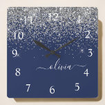 Monogram för Gnistran Silver Navy Blue Girly Glitt Fyrkantig Klocka<br><div class="desc">Monogram Namn Clock för Silver och Navy Blue Gnistra Glitter. Det gör perfekten söt 16-årsjubileum,  bröllop,  möhippa,  årsdag,  babydusch eller bachelorette-fest för någon som glam lyxen och chic stilar i kärlek.</div>