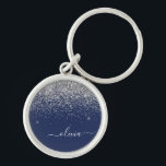 Monogram för Gnistran Silver Navy Blue Girly Glitt Rund Silverfärgad Nyckelring<br><div class="desc">Silver och Glitter,  blå Gnistra,  Namn nyckelringar i (Nyckelring). Det gör perfekten söt 16-årsjubileum,  bröllop,  möhippa,  årsdag,  babydusch eller bachelorette-fest för någon som glam lyxen och chic stilar i kärlek.</div>