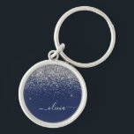 Monogram för Gnistran Silver Navy Blue Girly Glitt Rund Silverfärgad Nyckelring<br><div class="desc">Silver och Glitter,  blå Gnistra,  Namn nyckelringar i (Nyckelring). Det gör perfekten söt 16-årsjubileum,  bröllop,  möhippa,  årsdag,  babydusch eller bachelorette-fest för någon som glam lyxen och chic stilar i kärlek.</div>