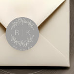 Monogram för grått Line Art Botaniskt utandningspr Runt Klistermärke<br><div class="desc">Monogramklistermärken anpassningsbar-designade bröllop med botaniskt andetag av vitbeige boige i elegant med initialer och bröllop på hand plockade bakgrund. Perfekt för bröllop spara datum,  kuvert,  bröllopsförmånspaket med mera.</div>