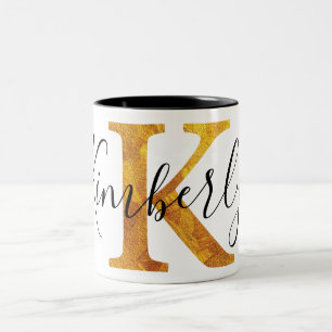 Monogram för guld "K" med personlignamn Två-Tonad Mugg
