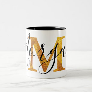 Monogram för guld "M" med personlignamn Två-Tonad Mugg