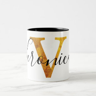 Monogram för guld "V" med personlignamn Två-Tonad Mugg