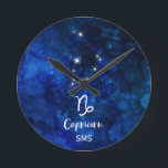 Monogram för himmel för galax för rund klocka<br><div class="desc">Designen för monogramen för himmel för galaxen för CapricornZodiackonstellation med den borstade trendiget skrivar stilsorten, mörk - slösa himmelsk vattenfärgbakgrundsstruktur, glödande stjärnakonstellation och havsgetsymbolet. Modernt astrologiskt undertecknar födelsehoroskopet, är perfekt för någon Capricornfödelsedag från December 22 - Januari 19! Med valfria Monogrammed första initiala brev för mittet och för efternamn (eller...</div>