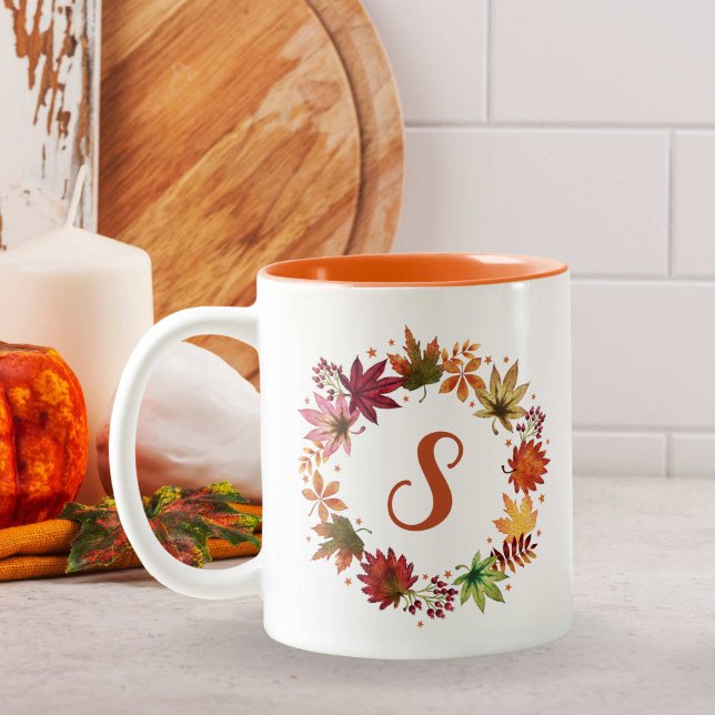 Monogram för höstskörd i fallande Löv Två-Tonad Mugg (Autumn Harvest Falling Leaves Monogram Two-Tone Coffee Mug)