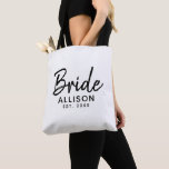 Monogram för klarskript, vitt, svart, fastställt d tygkasse<br><div class="desc">Du kan inte gå utan den här färgstämpeln för Bride Script White Black Set Date Monogram Tote Bag. Det är designat på båda sidor med "brud" i modern svart skrift. Personlig med Brons namn och etablerat år bröllop. Underbar presentidé för möhippa, bachelorettfest och smekmånad. KLICKA PÅ ALTERNATIVET PERSONALISERA MALL OCH...</div>