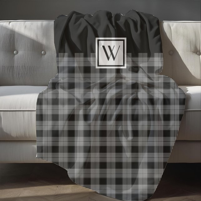 Monogram för kontroll av svarta och vita eleganter fleecefilt (Elegant Black And White Plaid Checks Monogram Fleece Blanket)