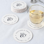 Monogram för marin och vit Bröllop Underlägg Papper Rund<br><div class="desc">Enkelt vitt underlägg för bröllop-cocktail- eller mottagningsfunktionen initialer arbetade i en monogramdesign,  gått med med ett dekorativt skript-ampersand i rikens marinblått. Ditt namn och bröllop-datum visas i svart text,  böjt runt utsidan. Designad att samordna med vår bröllopsinbjudan från Ampersand Monogram.</div>