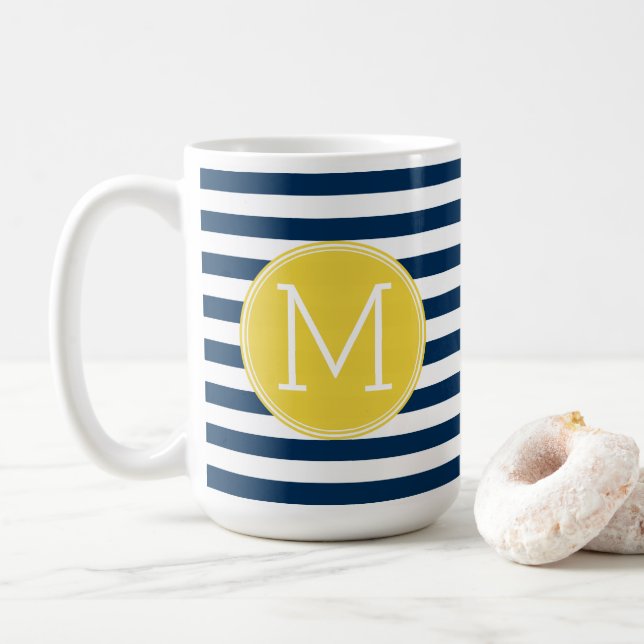 Monogram för marin och vit stripe Mönster Gult Kaffemugg (Med munk)