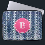 Monogram för marinblå grekiska Nyckel-Shock rosa M Laptop Fodral<br><div class="desc">Shock rosa Monogram Laptop sleeve i  vid marinblå grekiska Nyckel-Mönster. Anpassade laptop sleeve med marin blå och vit grek nyckel mönster. Anpassa genom att lägga till ditt eget monogram.</div>