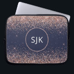 Monogram för marinblå  Rosa ros-Guld-Glitter Laptop Fodral<br><div class="desc">Rosa - Ro Guld och marinblå faux Glitter och Gnistra Elegant Monogrammed Initialer Fodral. Fodral kan anpassas så att det omfattar ditt första och första namn.</div>