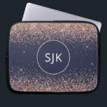 Monogram för marinblå  Rosa ros-Guld-Glitter Laptop Fodral<br><div class="desc">Rosa - Ro Guld och marinblå faux Glitter och Gnistra Elegant Monogrammed Initialer Fodral. Fodral kan anpassas så att det omfattar ditt första och första namn.</div>