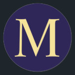Monogram för marinblått och Guld Elegant Runt Klistermärke<br><div class="desc">En marin blå och guld modern snyggt för elegant som innehåller ditt monogram i guld professionell stil på marin blå bakgrund. Klicka på knappen Anpassa om du vill anpassa designen genom att välja färg som du vill och till och med lägga till egen text. Observera att den guld-folie som visas...</div>