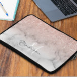 Monogram för marmor i ro Glitter Laptop Fodral<br><div class="desc">Den här designen kan vara personlig i det område som tillhandahålls genom att ändra fotot och/eller text. Du kan också anpassa den genom att klicka på Anpassa den här mallen och sedan välja klicka för att anpassa ytterligare alternativ och ta bort eller ändra färg i bakgrunden, lägga till text, ändra...</div>