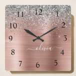 Monogram för Metall vid Silver i Glitter Fyrkantig Klocka<br><div class="desc">Ro Guld -  Rosa och Silver Faux Foil Metallic Gnistra Glitter Brushed Metall Monogram Namn Clock. Det gör perfekten söt 16-årsjubileum,  bröllop,  möhippa,  årsdag,  babydusch eller bachelorette-fest för någon som glam lyxen och chic stilar i kärlek.</div>