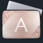 Monogram för metalliskt Glitter Laptop Fodral<br><div class="desc">Metallisk Glitter och Gnistra Modern och Elegant Monogram Fodral i  Rosa ros Guld. Det här fodral kan anpassas så att det inkluderar ditt första och första namn och gör en underbarare julklapp eller en svensk 16-dagars gåva.</div>