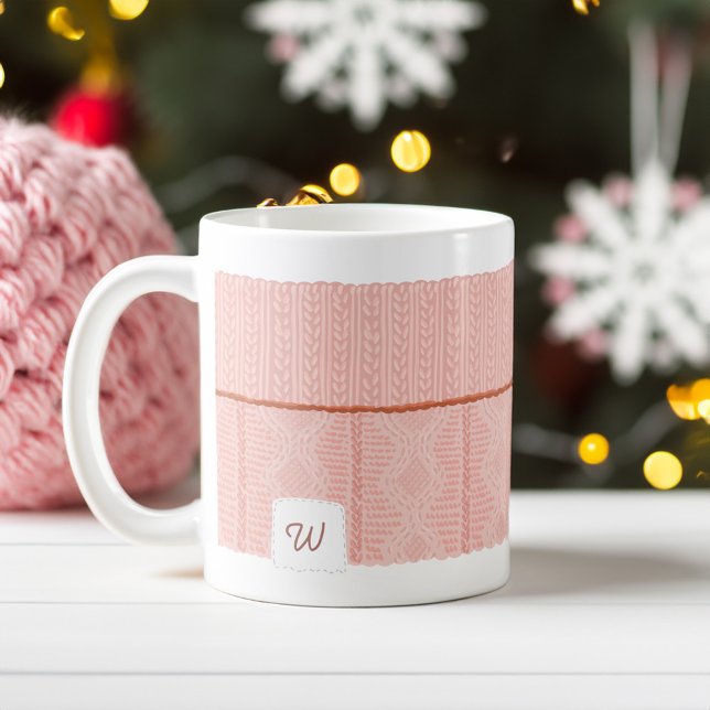 Monogram för mysigt och varm Rosa Sweater Sleeve Kaffemugg (Cozy & Warm Knitted Pink Sweater Sleeve Monogram Coffee Mug)
