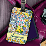 Monogram för orange av Vaser i chic vid Medelhavet Bagagebricka<br><div class="desc">Chic vas orange tiles monogram Luggage Tag. Vackra En blommigt botaniska citrusträdgårdar mönster inspirerad av den kursiverade sommarkonsten av majolica sicilianska keramiska plattor i blå gult färg. En roligt stil som för närvarande kämpar för hemdekaler, kläder, rörliga och ipad-fall, inbjudningar och mycket annat. Du kan ändra all text färg och...</div>