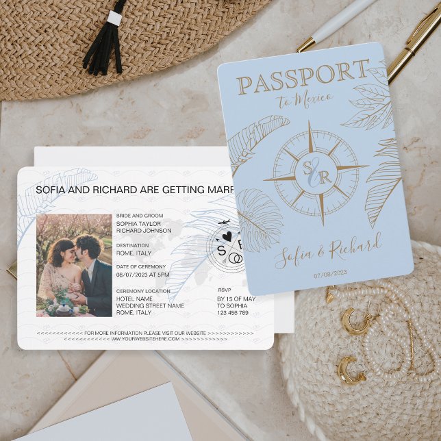 Monogram för passmålsbröllop i Handflatan Inbjudningar (dusty blue passport with golden compass and palm leaves )