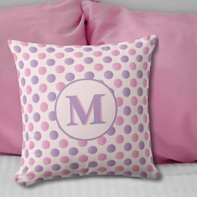 Monogram för Pastel Rosa och Lila Polka dots Kudde (Skapare uppladdad)
