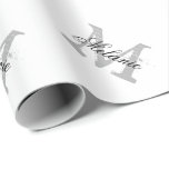 Monogram för personligchicnamn som slår in papper presentpapper<br><div class="desc">Personifierad svartvit känd monogram som slår in papper. Den eleganta gåvasjalen med personalizable namn och bakgrund färgar. Gullig monogrammed mönsterdesign för chic födelsedagsfest, jul, möhippa, flott baby shower, utsmyckade bröllopfavörer och mer. Passande för manar kvinnor och ungar (pojkar och flickor). Initialt brev för vintage och snyggtscipttypografi. Gör ditt eget för...</div>