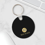 Monogram för Personligen Luxury Black och Guld Nyckelring<br><div class="desc">Luxury Black och Guld Design med svart monogram i guld-cirkeln inslag med namn i guld professionell-typsnittet stil på svart bakgrund. Perfekt som fars dag-gåvor till pappa,  gåvor till farfar,  make,  groomsman med mera. Obs! Folidinformationen simuleras i teckningen. Ingen folie kommer att användas under tillverkningen av denna produkt.</div>