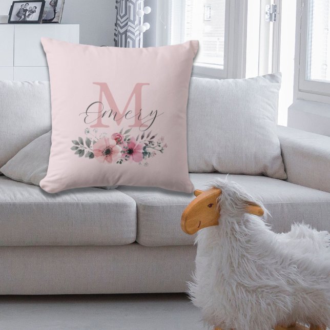 Monogram för rosa av vattenfärgad blommigt i botan kudde (Botanical chic pink watercolor floral monogram throw pillow)