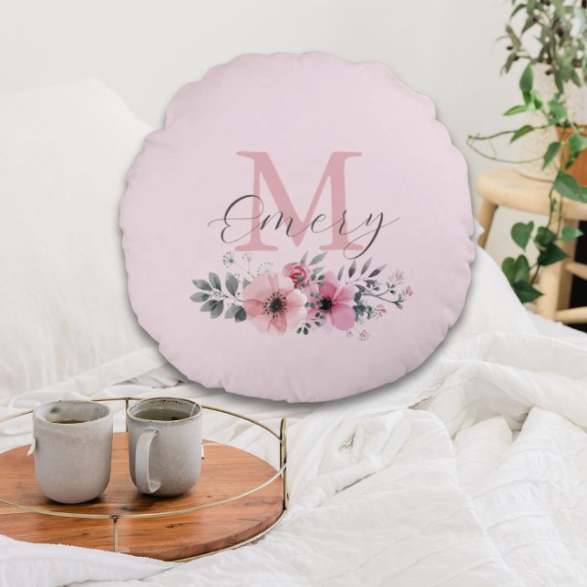 Monogram för rosa av vattenfärgad blommigt i botan rund kudde (Botanical chic pink watercolor floral monogram round pillow)