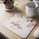 Monogram för  Rosa Burgundy-Blommigt Musmatta<br><div class="desc">Den här personligen i elegant har ett monogram och första namn i det moderna rosan och burgundskript. En vattenfärg arrangemang av  rosa och burgundblommor och grönt är en grogrund för det övre gräns.</div>