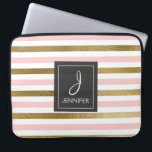 Monogram för rosa och guldfetter Rand Elegant Laptop Fodral<br><div class="desc">Rosa och Faux Guld Foil Stripe Elegant Monogram Fodral. Fodral kan anpassas så att du kan inkludera ditt initialvärde och fullt.</div>