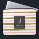 Monogram för rosa och guldfetter Rand Elegant Laptop Fodral<br><div class="desc">Rosa och Faux Guld Foil Stripe Elegant Monogram Fodral. Fodral kan anpassas så att du kan inkludera ditt initialvärde och fullt.</div>