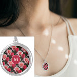 Monogram för rosa och Röd ros Mönster Blommigt Silverpläterat Halsband<br><div class="desc">Fin färgstark blommigt. Den här designen ser bra ut på alla produkter. ⭐ PERSONALISERA den här mallen med teckningen. ⭐ REDIGERA det ytterligare om du vill göra fler ändringar. ⭐ Överför den här designen till valfri produkt. Besök alla mina butiker på bit.ly/SandyspiderStores (klipp ut och klistra in).</div>