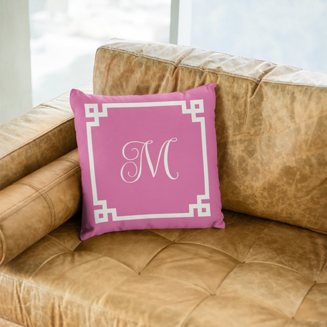 Monogram för rosa och vitgrekiska Nyckel Gräns Kudde (Create your own monogrammed Greek Key border square throw pillow.)
