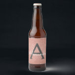 Monogram för rosa ros Guld Glitter och Gnistra Ölflaska Etikett<br><div class="desc">Rosa ros Faux Glitter och Gnistra Elegant Beer-etikett för Födelsedagsfest,  Möhippa,  Bachelorette Party eller bröllopsmottagning. Dessa etiketter för anpassningsbar och personlig kan anpassas så att de omfattar ditt första och första namn.</div>