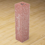 Monogram för rosa ros Guld Glitter och Gnistra Presentask För Vinflaska<br><div class="desc">Rosa ros Guld och Grått (grått) Faux Glitter och Gnistra Elegant Presentask för Vinflaska. Den här Presentask för Vinflaska kan anpassas så att den omfattar ditt första och första namn och gör en underbar födelsedag,  bachelorette-fest,  möhippa-gåva.</div>