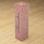 Monogram för rosa ros Guld Glitter och Gnistra Presentask För Vinflaska<br><div class="desc">Rosa ros Faux Glitter och Gnistra Elegant Presentask för Vinflaska. Den här Presentask för Vinflaska kan anpassas så att den omfattar ditt första och första namn och gör en underbar födelsedag,  bachelorette-fest,  möhippa-gåva.</div>