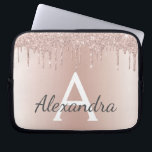 Monogram för  Rosa ros Guld-metallisk Glitter Laptop Fodral<br><div class="desc">Rosa ros Guld-metallisk drivning Glitter och Gnistra Modern och Elegant Monogram Fodral. Fodral kan anpassas så att det omfattar ditt första och första namn och gör en underbar julklapp eller en svensk 16-dagarsgåva.</div>