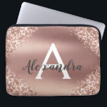 Monogram för Rosa ros och Gnistra i Guld Laptop Fodral<br><div class="desc">Rosa ros Faux Glitter och Gnistra Metallic Foil Elegant Monogram Fodral. Det här fodralen kan anpassas så att det inkluderar ditt första och första namn.</div>