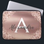 Monogram för Rosa ros och Gnistra i Guld Laptop Fodral<br><div class="desc">Rosa ros Faux Glitter och Gnistra Metallic Foil Elegant Monogram Fodral. Det här fodralen kan anpassas så att det inkluderar ditt första och första namn.</div>