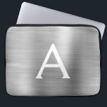 Monogram för rostfritt stål från Silver Laptop Fodral<br><div class="desc">Sleeve av Silver Faux Stainless Steel Elegant Monogram. Den här sleeven kan anpassas så att den omfattar ditt första och första namn.</div>