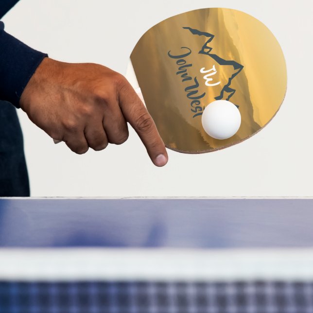 Monogram för solupphöjda bergsområden i guld pingisracket (Insitu)