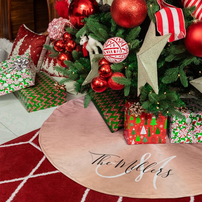 Monogram för strålningsfamiljen Ro Guld Julgransmatta Borstad Polyester (Faux Metallic Rose Gold Gradient Family Monogram Brushed Polyester Tree Skirt)