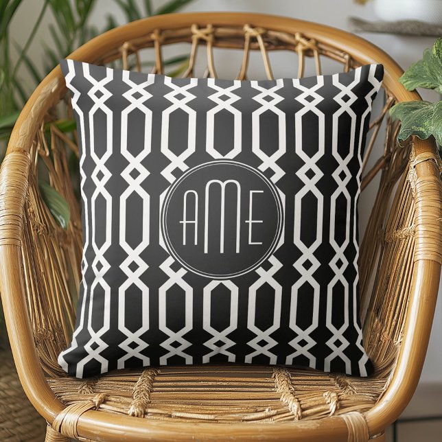Monogram för svart och vit geometrisk Anpassningsb Kudde (Custom Monogram Pillow)