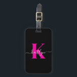 Monogram för svart Shock rosa i elegant Bagagebricka<br><div class="desc">Den här enkla svarta bagagetaggen med elegant namn i ett skrivteckensnitt i trendiget som är vitt skrivna över ditt första i ett modernt teckensnitt i shock rosa på ena sidan och ett kort för ditt namn, adress och mobila nummer på den andra sidan skulle se fantastisk ut på dina resväskor....</div>