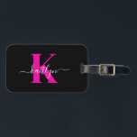 Monogram för svart Shock rosa i elegant Bagagebricka<br><div class="desc">Den här enkla svarta bagagetaggen med elegant namn i ett skrivteckensnitt i trendiget som är vitt skrivna över ditt första i ett modernt teckensnitt i shock rosa på ena sidan och ett kort för ditt namn, adress och mobila nummer på den andra sidan skulle se fantastisk ut på dina resväskor....</div>