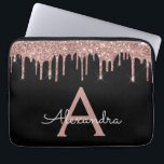 Monogram för Svarta Glitter-Gnistran rosa ros Laptop Fodral<br><div class="desc">Rosa ros Guld och Black Faux Dripping Modern och Elegant Girly Glitter och Gnistra Elegant Monogram Fodral. Fodral kan anpassas så att det omfattar ditt första och första namn.</div>