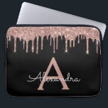 Monogram för Svarta Glitter-Gnistran rosa ros Laptop Fodral<br><div class="desc">Rosa ros Guld och Black Faux Dripping Modern och Elegant Girly Glitter och Gnistra Elegant Monogram Fodral. Fodral kan anpassas så att det omfattar ditt första och första namn.</div>